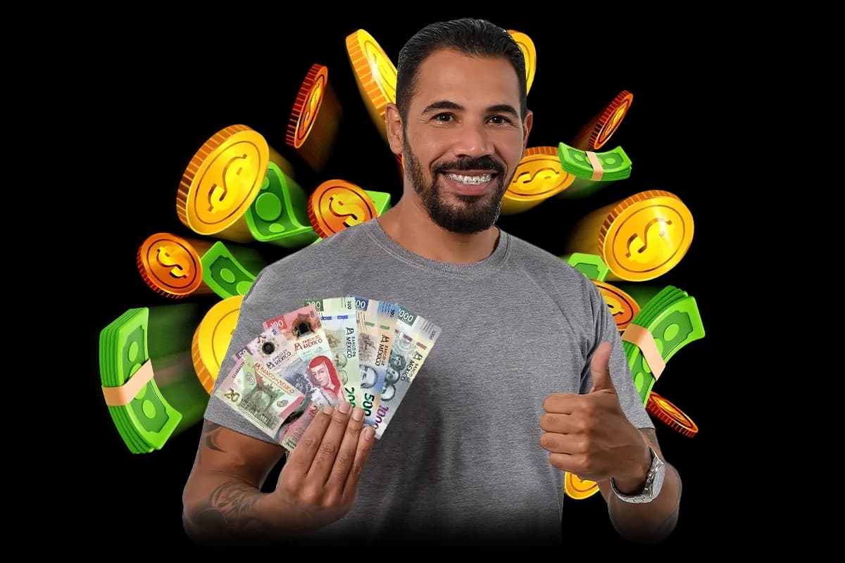 Persona sonriente mostrando billetes de pesos mexicanos.