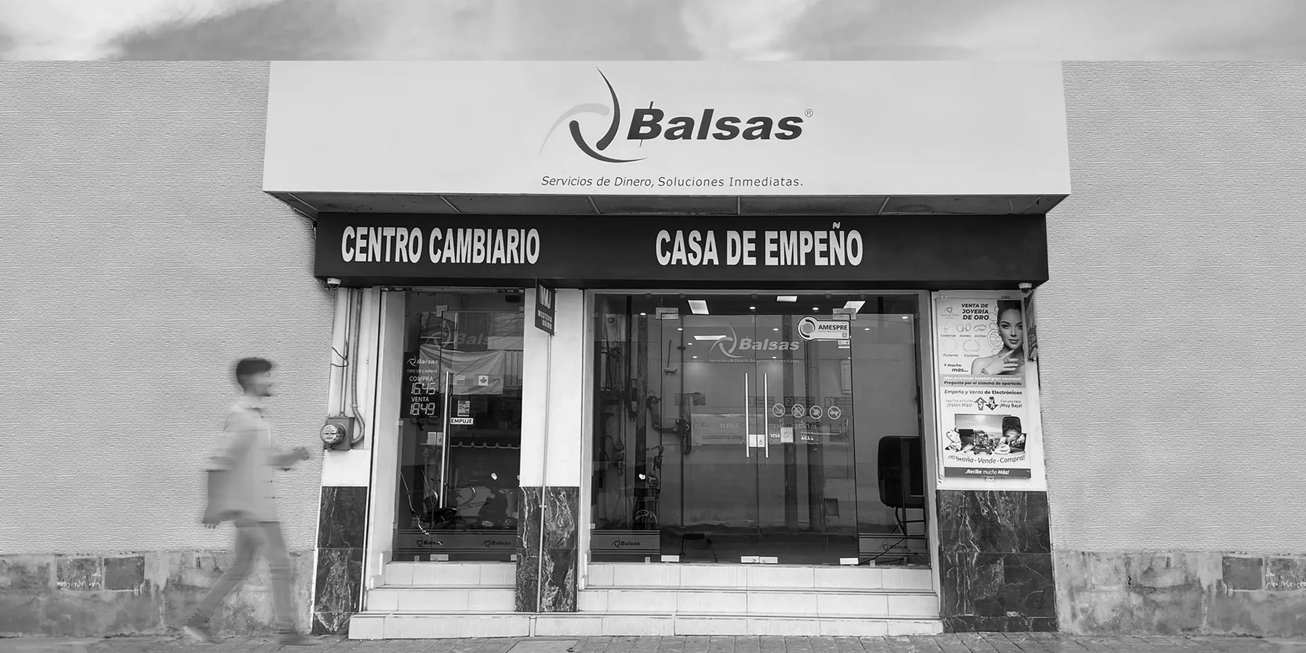 Fachada de una sucursal Balsas, con los rótulos de centro cambiario y casa de empeño