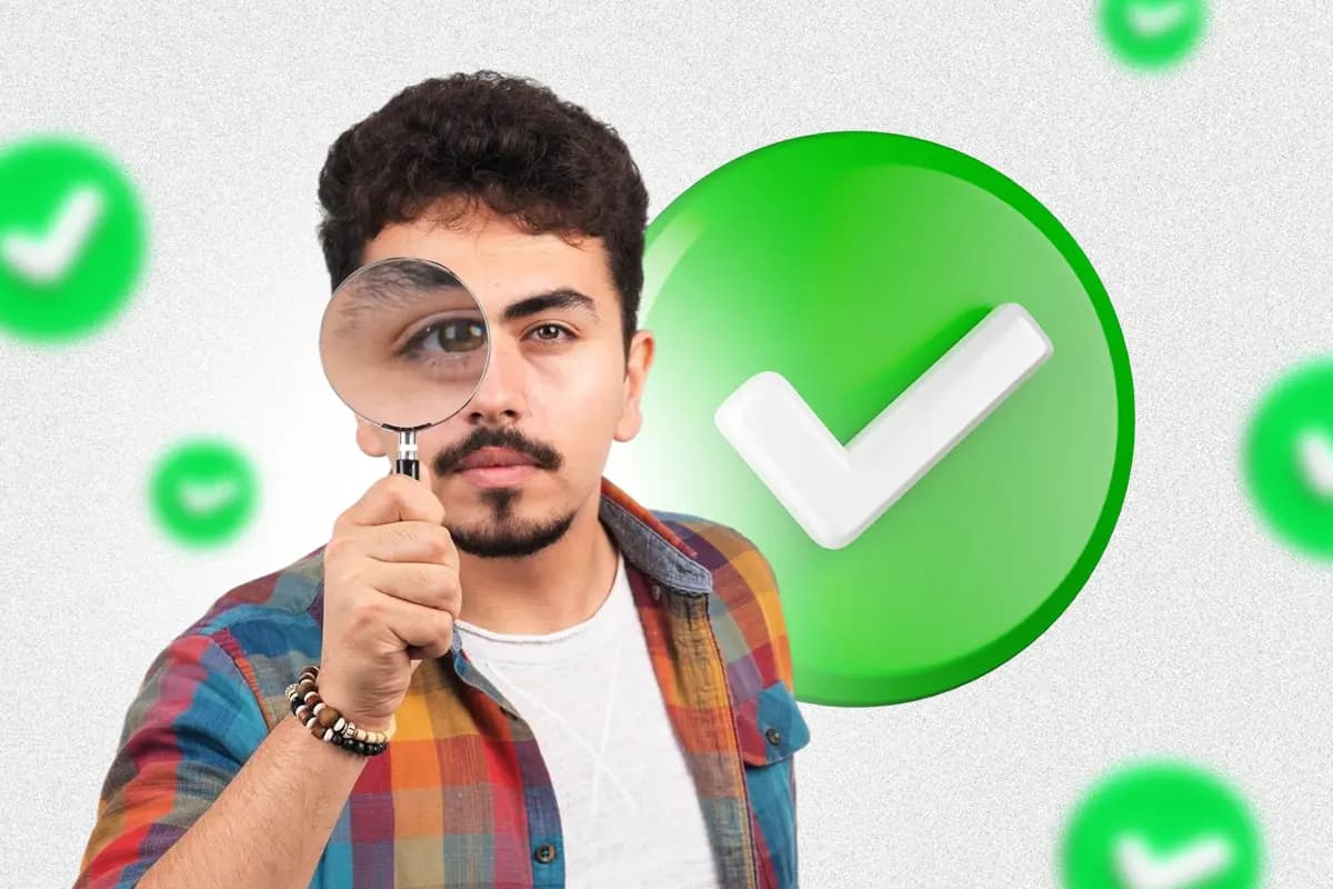Un valuador revisando una prenda con lupa